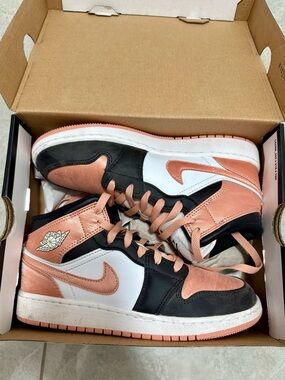 Nike Air Jordan 1 Mid Peach Black White